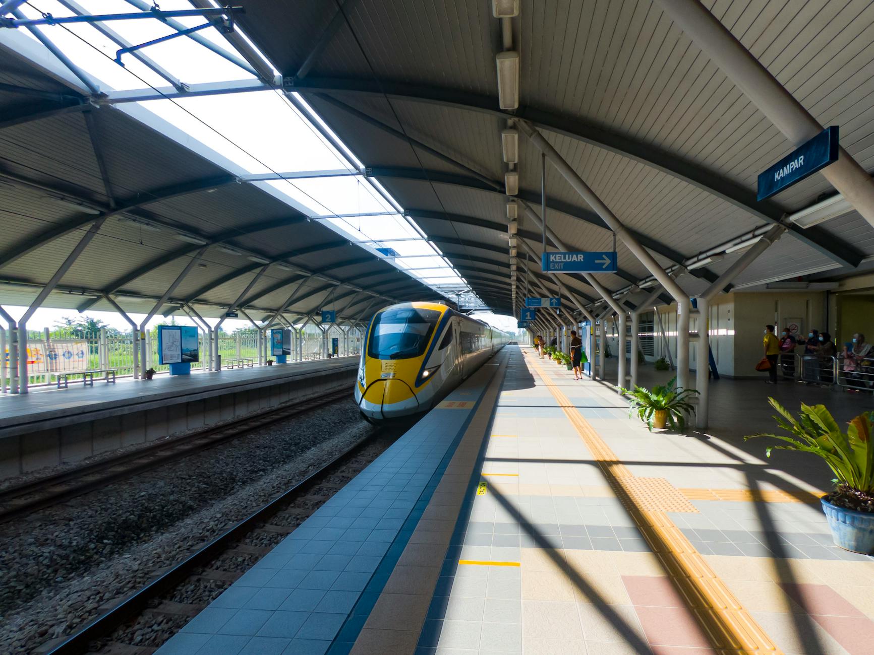Nowoczesny pociąg ETS wjeżdża na stację w Gopeng w słoneczny dzień