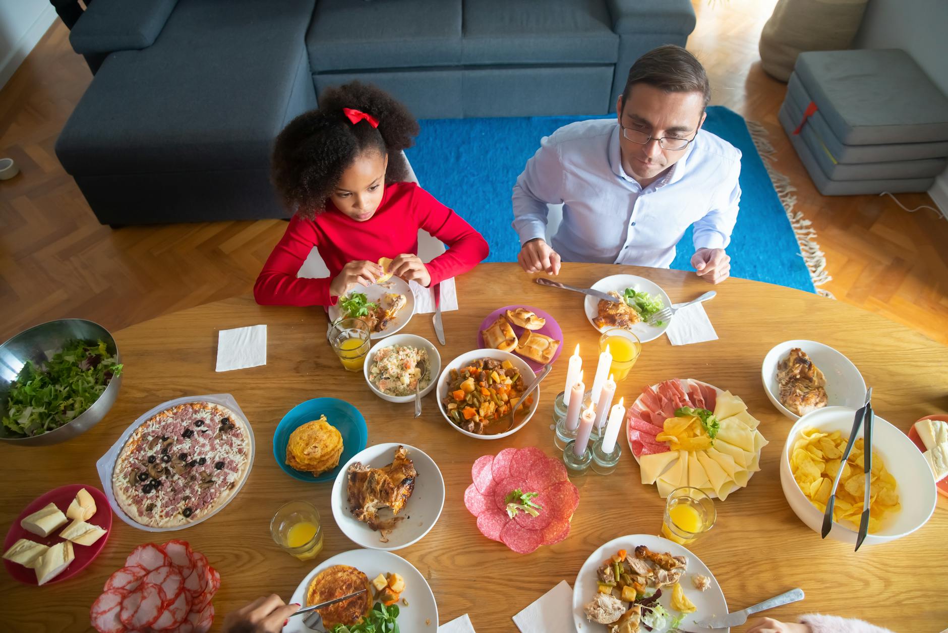 Ojciec i córka jedzą wspólny posiłek w domowej jadalni