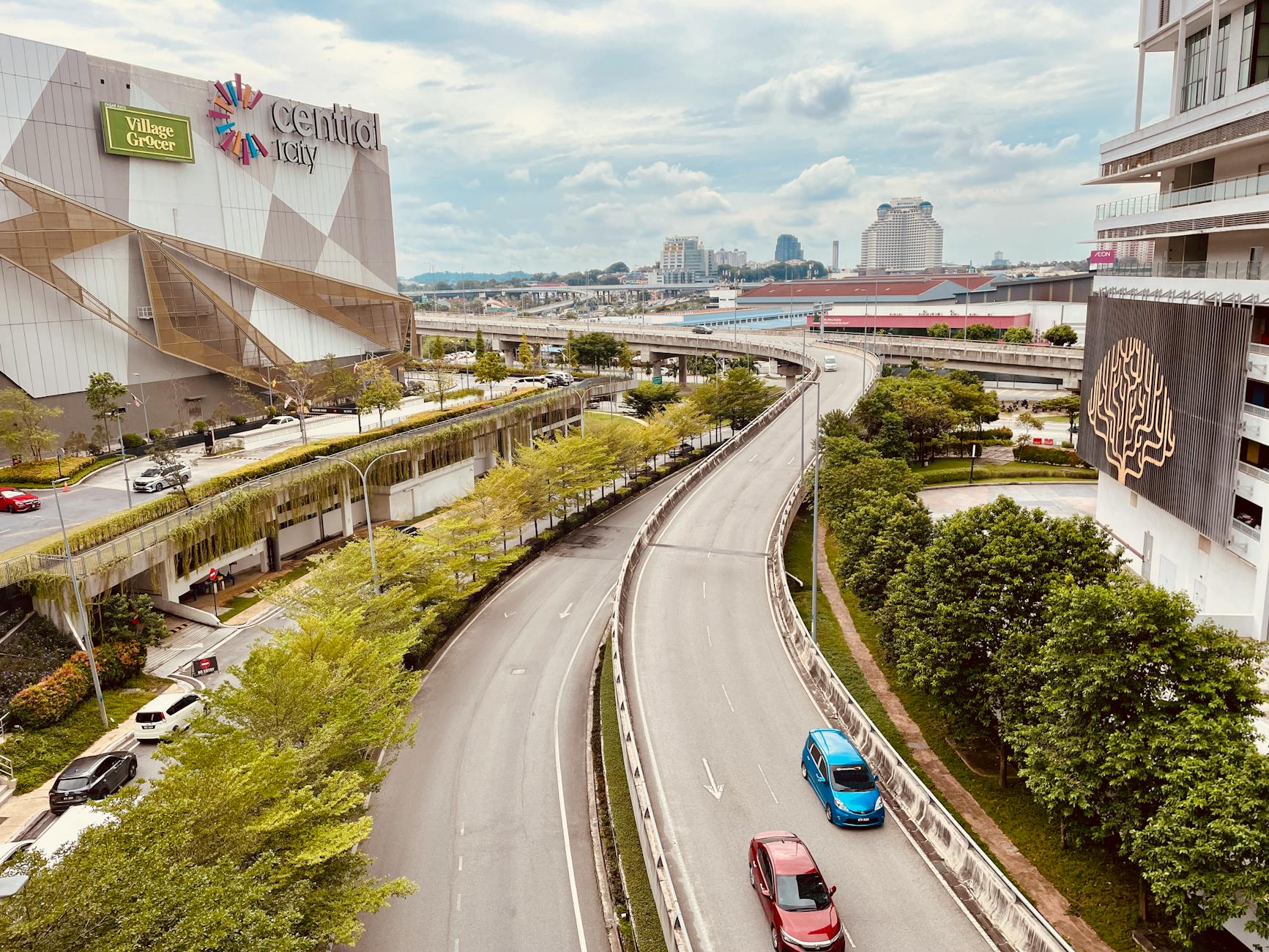 Ruchliwa arteria drogowa przy centrum handlowym Central i-City w Shah Alam