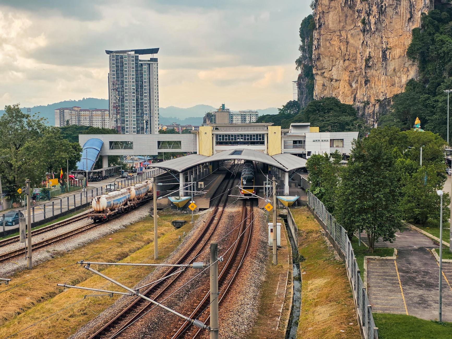 Stacja kolejowa Batu Caves na tle wapiennych wzgórz w Malezji