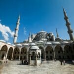 Błękitny Meczet w Stambule z minaretami na tle jasnego nieba