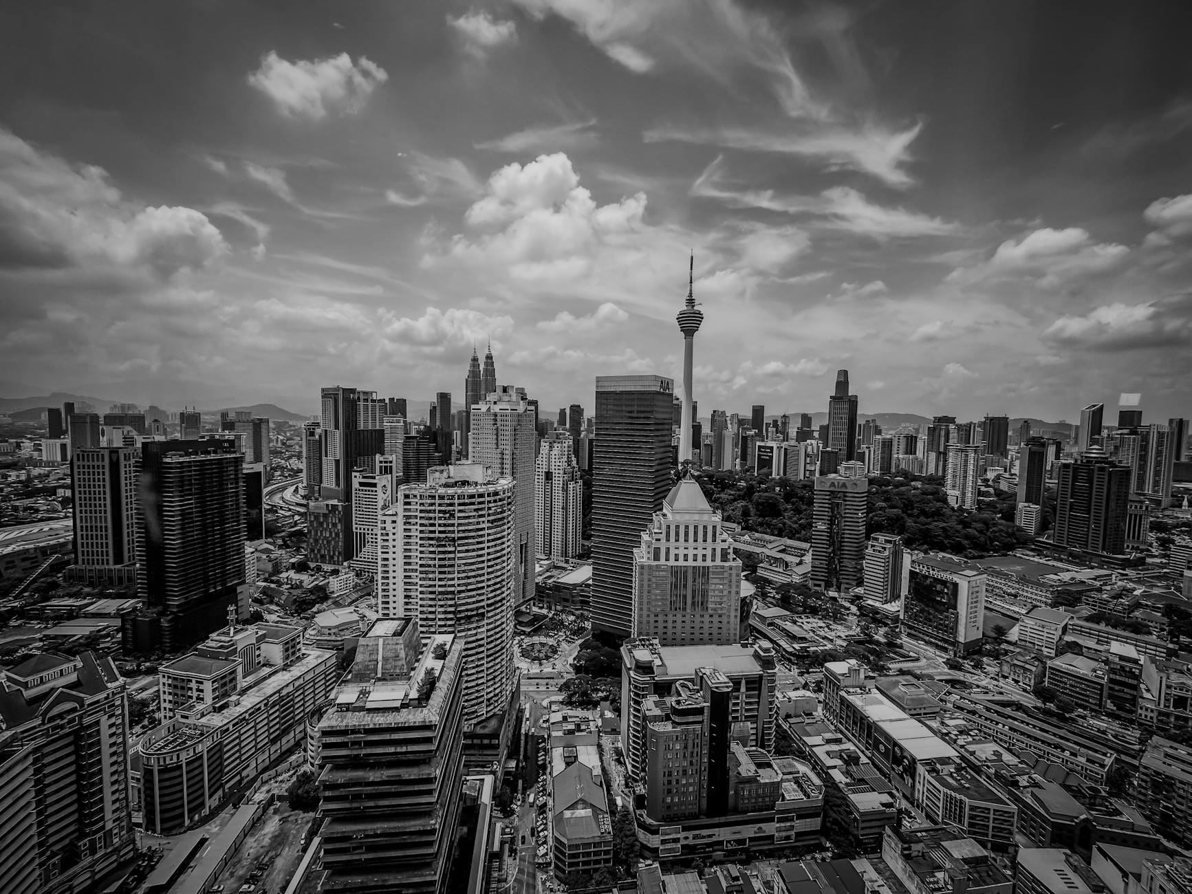 Czarno-biała panorama Kuala Lumpur z Petronas Towers i Menara KL