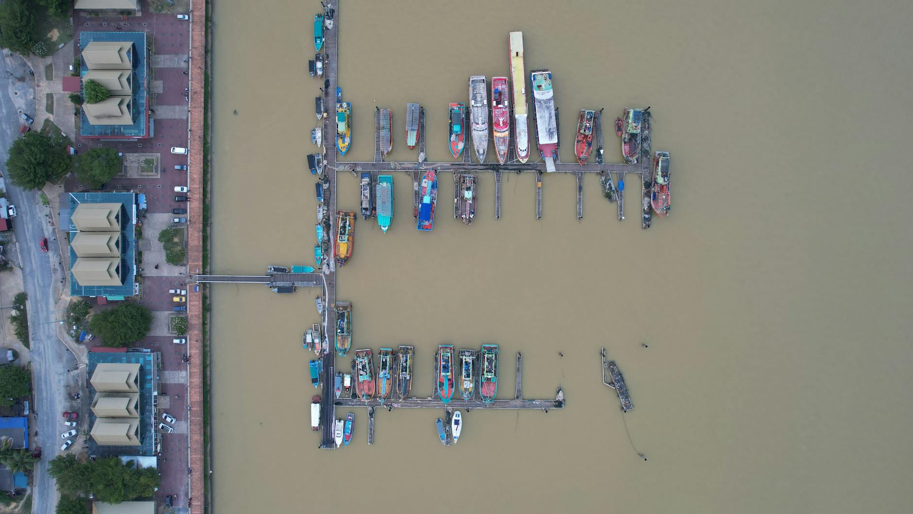 Kolorowe łodzie zacumowane w marinie Kuala Terengganu z lotu ptaka