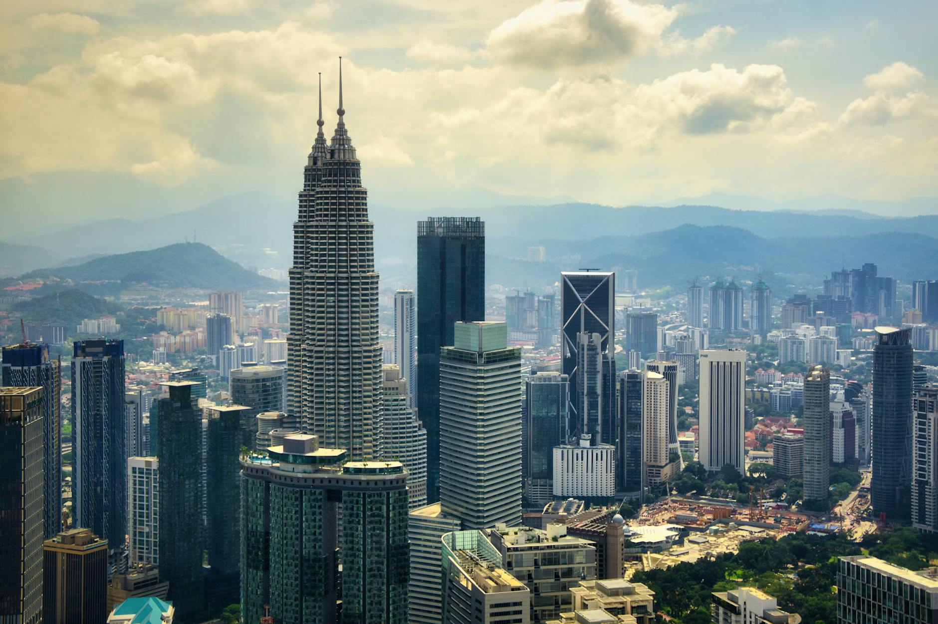 Panorama Kuala Lumpur z lotu ptaka z dominantą wież Petronas