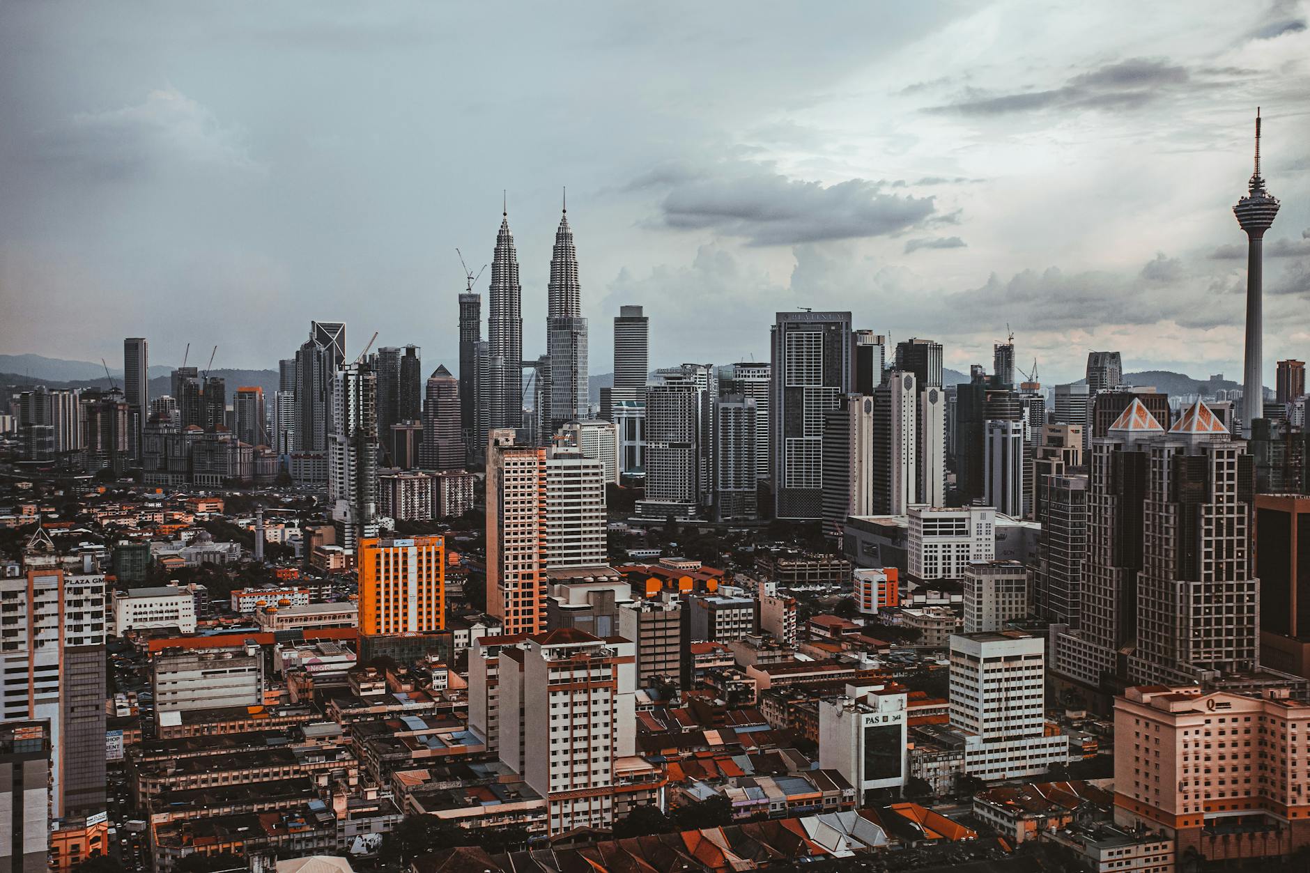 Panorama Kuala Lumpur z wieżami Petronas i wieżą telewizyjną KL Tower