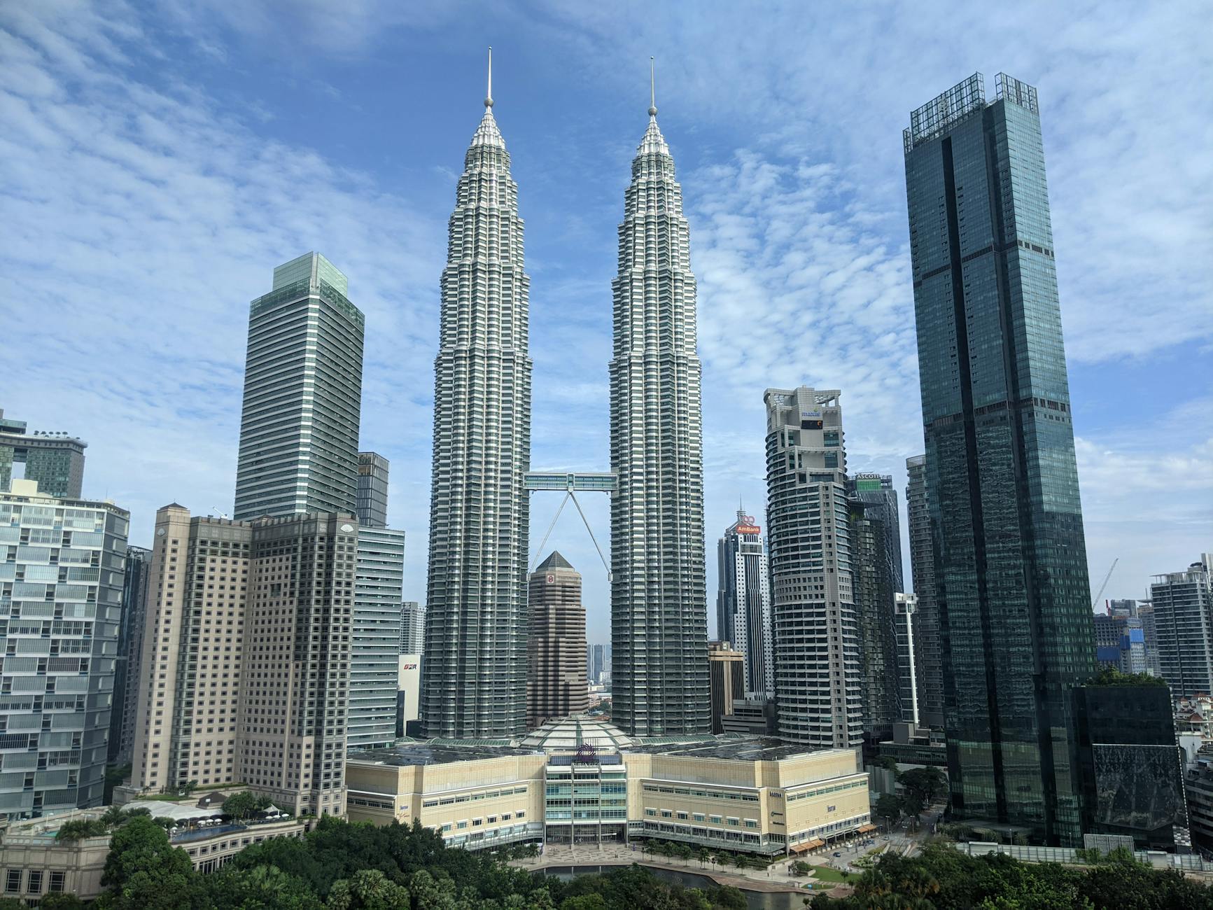 Panorama wież Petronas Towers w Kuala Lumpur na tle błękitnego nieba