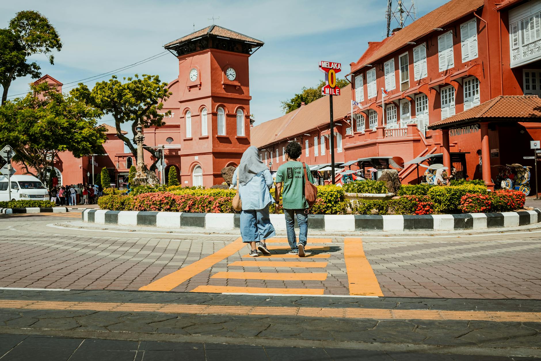 Turyści spacerują po kolorowym placu Dutch Square w Malakce, Malezja