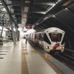 Podróżny czeka na pociąg na nowoczesnym dworcu w Kuala Lumpur
