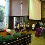 Malezyjscy uczniowie w tradycyjnych strojach na ceremonii ukończenia szkoły