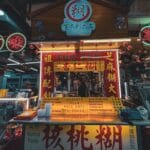 Stoisko z malezyjskim street foodem na targu w Kuala Lumpur z neonami