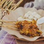 Szaszłyki satay z sosem orzechowym i ketupat na malezyjskim straganie