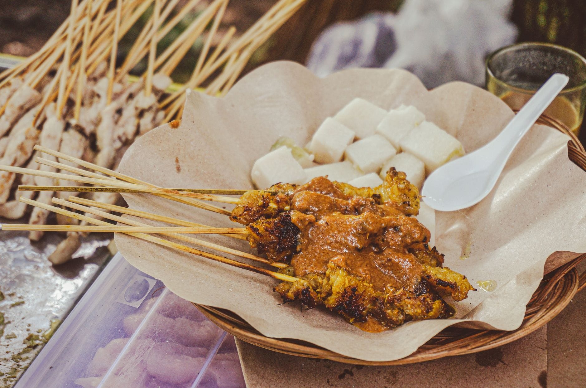 Szaszłyki satay z sosem orzechowym i ketupat na malezyjskim straganie