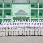 Uczennice w mundurkach przed internatem Pondok Pesantren AZ-Zikra w Malezji