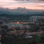 Czy warto wynajmować samochód na Borneo: różnice między Sabahu a Sarawakiem, drogi, szutry i realia parkowania w małych miasteczkach