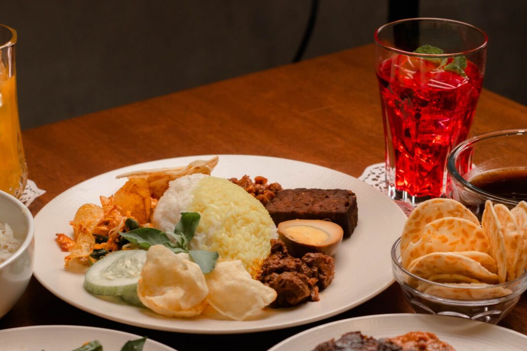 Nasi campur z różnymi dodat Nasi campur z różnymi dodat