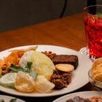 Nasi campur z różnymi dodat