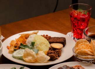 Nasi kandar czy nasi campur: czym różnią się i co wybrać na obiad Nasi campur z różnymi dodat